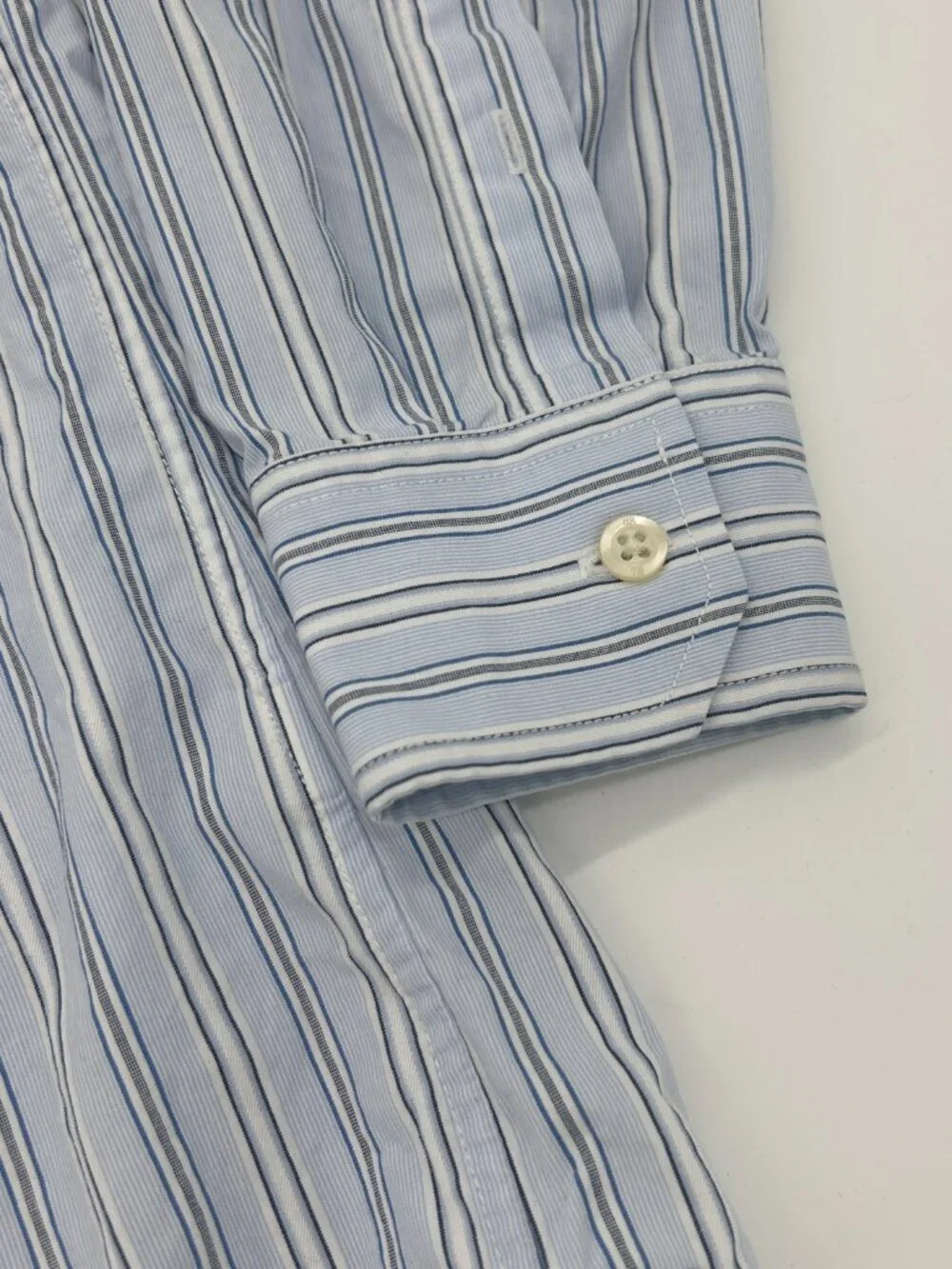 Banana Republic Men's Classic Fit 100% Cotton‎ Button Front shirt - Size M